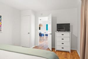 Μια τηλεόραση ή/και κέντρο ψυχαγωγίας στο Beach Nest 3 Stylish Condo 2Min Walk to Beach