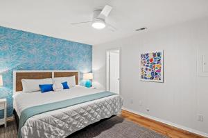 Ένα ή περισσότερα κρεβάτια σε δωμάτιο στο Beach Nest 3 Stylish Condo 2Min Walk to Beach