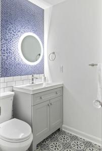 Ένα μπάνιο στο Beach Nest 2 Stylish Condo 2 Min Walk to Beach +46 φωτογραφίες