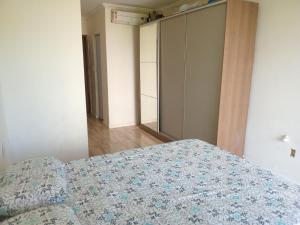 una camera con letto e armadio di Casinha Duplex na Avenida Centenário com varanda, Ar e Wi-Fi a Salvador
