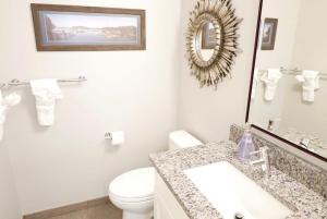 Koupelna v ubytování Stunning Logan Circle Apt - With Parking + 13 fotografií