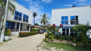 圣安特罗Cabañas Ana Sofía的停在白色房子前面的汽车