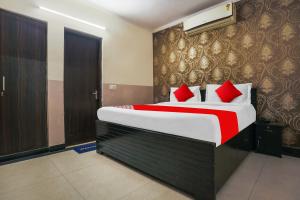 Postel nebo postele na pokoji v ubytování Hotel O Royal Galaxy