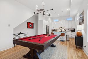 Biliardový stôl v ubytovaní Upscale Multi-Level Home Rooftop & Game Room Fun