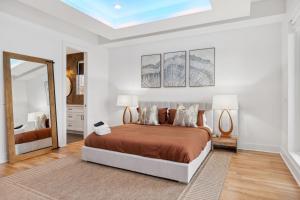 Posteľ alebo postele v izbe v ubytovaní Upscale Multi-Level Home Rooftop & Game Room Fun