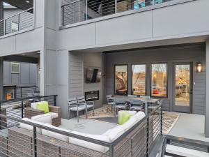 Posedenie v ubytovaní Upscale Multi-Level Home Rooftop & Game Room Fun