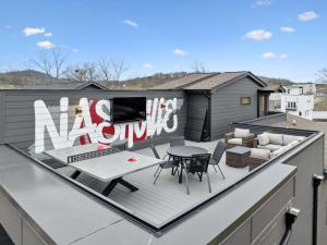 Balkón alebo terasa v ubytovaní Upscale Multi-Level Home Rooftop & Game Room Fun
