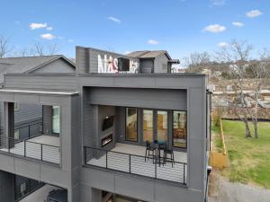 Balkón alebo terasa v ubytovaní Upscale Multi-Level Home Rooftop & Game Room Fun