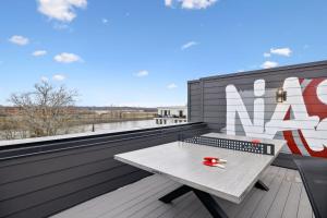 Balkón alebo terasa v ubytovaní Upscale Multi-Level Home Rooftop & Game Room Fun