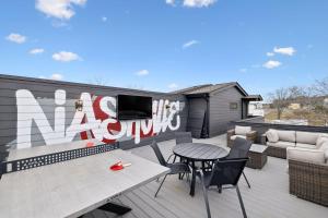 Fotografia z galérie ubytovania Upscale Multi-Level Home Rooftop & Game Room Fun v Nashville