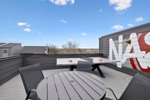 Balkón alebo terasa v ubytovaní Upscale Multi-Level Home Rooftop & Game Room Fun