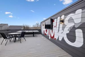Balkón alebo terasa v ubytovaní Upscale Multi-Level Home Rooftop & Game Room Fun