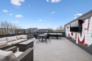 Balkón alebo terasa v ubytovaní Upscale Multi-Level Home Rooftop & Game Room Fun