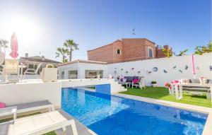 ein Pool im Hinterhof eines Hauses in der Unterkunft 3 Bedroom Cozy Home In Rojales in Rojales