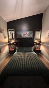 Postel nebo postele na pokoji v ubytování 1 bed city centre apartment