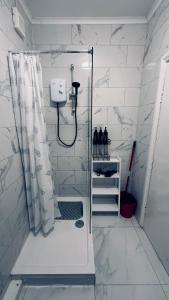 Koupelna v ubytování 1 bed city centre apartment + 38 fotografií