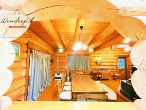 北軽井沢の浅間山麓に佇む本格カラオケとサウナ付きログハウス餐厅或其他用餐的地方