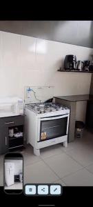 una cucina con piano cottura e forno di Hospedaria aconchego 5 a Garopaba