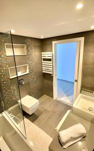 Koupelna v ubytování Penthouse Hôtholrie vue mer avec piscine A Gammarth Touristique