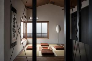 a room with two beds and a window at Trunk House in Tokyo