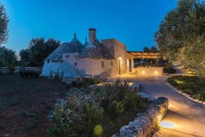 Κήπος έξω από το Luxury Trullo Termetrio