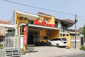 マランにあるReddoorz near Universitas Widyagama Malang 2のレストラン前に停車する白いバン