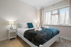 Ένα ή περισσότερα κρεβάτια σε δωμάτιο στο Spacious 5BR Home in 113 Park Lane with Free Parking Near M6 and Walsall Town Centre