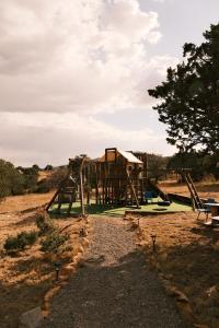 Zona de juegos infantil en Crows Nest Treehouse At El Mstico Ranch