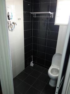 uma casa de banho com um WC e um chuveiro em Vista Vacation Homestay em Malaca