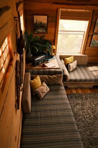 Una cama o camas en una habitación de Crows Nest Treehouse At El Mstico Ranch