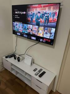 ダバオシティにあるVin's Cloud9 Queen Bed Netflix SMX-Davao Airport-Samal Ferryの壁に掛けられた薄型テレビ