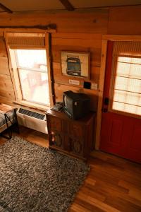 TV at/o entertainment center sa Crows Nest Treehouse At El Mstico Ranch