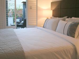 A bed or beds in a room at Haven on the Park