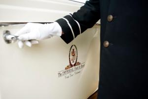 Et logo, certifikat, skilt eller en pris der bliver vist frem på The IMPERIAL Vung Tau Hotel
