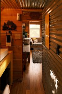 Una cocina o cocineta en Crows Nest Treehouse At El Mstico Ranch