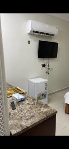 TV a/nebo společenská místnost v ubytování شقق زد السكنية