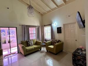 Μια τηλεόραση ή/και κέντρο ψυχαγωγίας στο Chatéau Noir Drax Hall Country Club Gated Complex