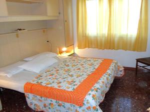 圣玛格丽塔波尔勒港Villa in Caorle near Spiaggia Tartaruga的一间卧室配有一张带橙色毯子的床