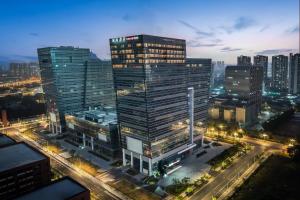 广州广州荔湾城际酒店 LntercityHotel Guangzhou Liwan的城市夜景与建筑
