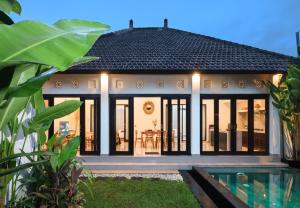 une maison avec une piscine devant dans l'établissement Gemstones Villa, à Seminyak
