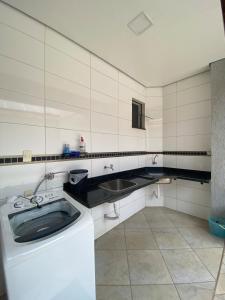リメイラにあるCasa Nova Centro Tudo Pertoの白いキッチン(シンク、洗濯機付)