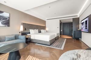 广州广州荔湾城际酒店 LntercityHotel Guangzhou Liwan的配有床和沙发的酒店房间