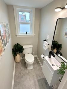 ワシントンにあるYour Happy Place Entire Home - With Parkingのトイレ、洗面台、鏡を備えたバスルーム