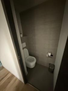 トゥールーズにあるla lampadaの部屋の中にトイレ付きの小さなバスルーム