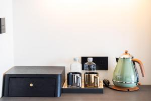 广州荔湾城际酒店 LntercityHotel Guangzhou Liwan的咖啡和沏茶工具