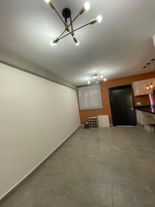 an empty living room with a ceiling fan at Departamento Casa Romita in San Antonio Quintanilla