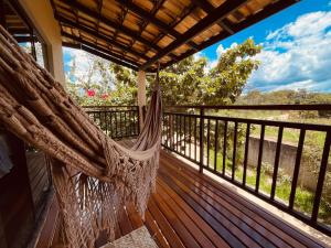 amaca sul portico di una casa di Claruá Chalés - Loft Caju - Romântico & Charmoso em Cavalcante Chap dos Veadeiros a Cavalcante