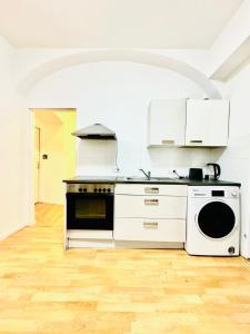 Een keuken of kitchenette bij Comfy Rooms in a Shared Apt, 8Min to Rathausplatz