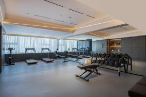 广州广州荔湾城际酒店 LntercityHotel Guangzhou Liwan的健身房,配有跑步机和健身器材