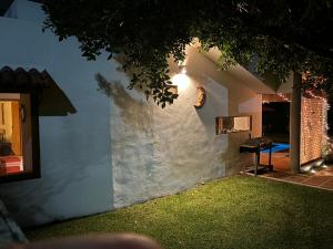 - une vue latérale sur une maison avec une cour herbeuse dans l'établissement Casa nueva en Lomas de Cocoyoc, alberca climatizada, PET friendly, à Texcalpan